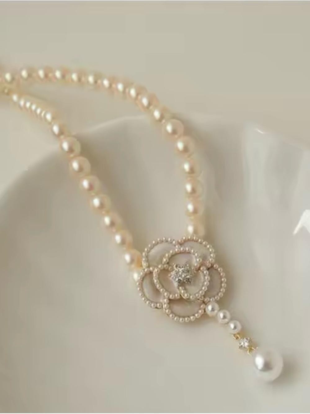 Classic Pearl Necklace with Floral Pendant - Cream Pearlescent